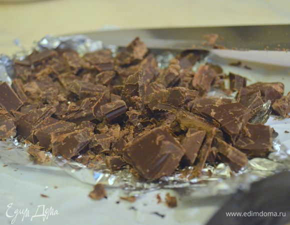 Шоколад крупно нарубить ножом 
