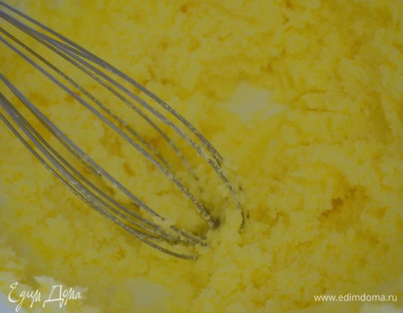 Мягкое масло взбить миксеров с солью и сахаром в пышную массу