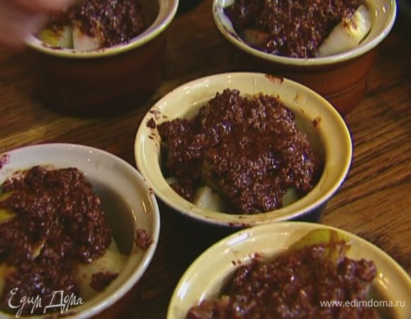 Выложить на груши по 1 ст. ложке белково-миндальной массы и равномерно распределить ее.