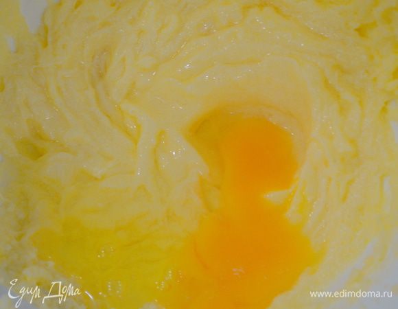 По одному вводим яйца и взбиваем все время пери этом