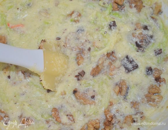 Добавляем в тесто орехи, кабачок и шоколад