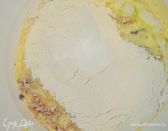 В тесто просеять муку с разрыхлителем, все тщательно вымешать лопаткой