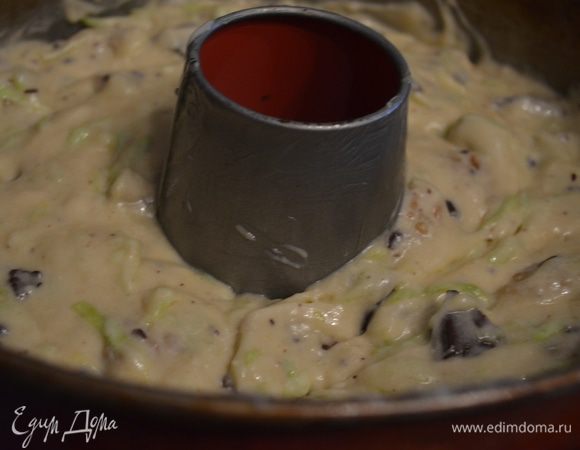 Перекладываем к кольцевую форму для кекса, заранее смазанную сливочным маслом. Выпекаем 50-60 минут при 180 гр, проверить готовность деревянной шпажкой. 