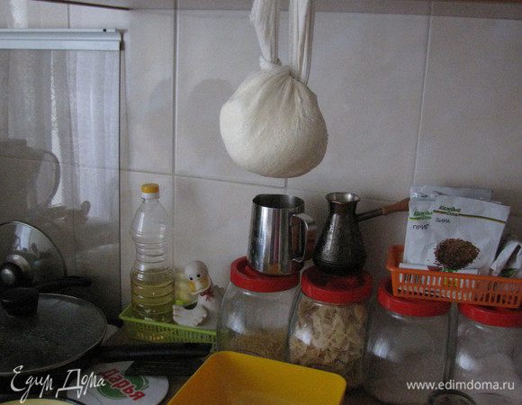 Сметанку положила на марлю, завязала кулёк, повесила её стекать и забыла о ней часов на 5-6