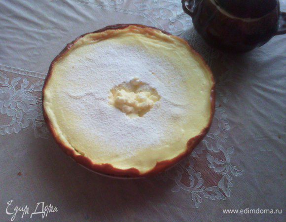 Выключила я его через 45 минут, когда края немного поднялись и стали золотистыми, а серединка в диаметре примерно 6-8 см ещё колыхалась. Оставила остывать с открытой дверцей духовки. Нам нужно чтобы он полностью остыл. А потом уже поставить в холодильник, всё-таки из холодильника он намного вкуснее :)
Но моё нетерпение и желание попробовать что же получилось из этого взяли верх и я не дав ему до конца остыть в духовке, вытащила, и когда перекладывала серединка моя немножко вывалилась((