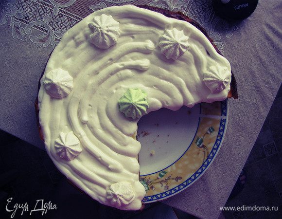 В итоге чтобы не пугать своих ужасной дырочкой я решила намазюкать его взбитыми сливками, ням-ням ;)