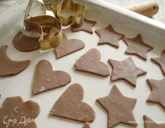 вашими любимыми формочками или стаканом(в форме полумесяцев)  вырезать тесто, выложить на противень. Выпекать в предварительно разогретой духовке при t 180С 10-12 мин