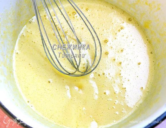 Яйцо разбиваем в миску, добавляем сахар. Взбиваем венчиком до пены, но сильно не усердствует, миксером взбивать не нужно.