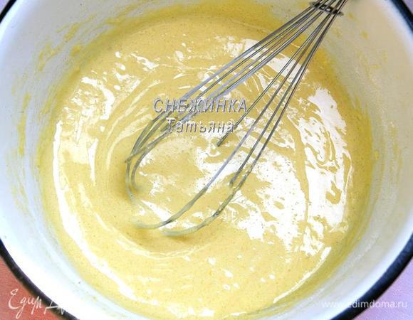 Затем всыпаем муку и снова венчиком растираем, чтобы получилось однородное тесто. Оно как бы тягучее, не жидкое, но и не крутое.