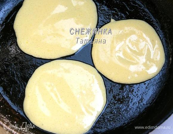 Выпекать печенье лучше на чугунной сковороде, тогда никаких проблем со снятием печенья не будет точно, но можно и на противне. Хорошо смазываем растительным маслом сковороду (противень). Выкладываем по столовой ложке теста, разравнивая в форме круга. Важно: выпекать лучше по 3-5 штук, чтобы успевать снимать печенье и скреплять, иначе оно может быстро остыть. Сразу я сделала большие кружочки…
