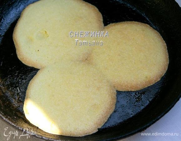 Выпекаем в разогретой до 190С духовке. Первая партия пеклась дольше, пока сковорода прогрелась… Вообще, уходит где-то 8-10 минут, но надо смотреть, особенно, если будете выпекать на противне. Ориентируйтесь на зарумяненные краешки, если они схватились, можно вынимать.