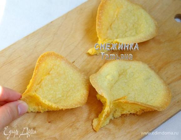 Сразу же снимаем заготовки. Скрепляем пальцами два противоположных краешка снизу на несколько секунд (осторожно, горячие!). Они моментально склеиваются. Теперь приступаем к следующей партии и так далее до того, как тесто закончится.