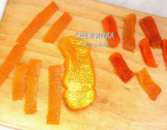 Для «пестиков» можно использовать цедру апельсина или курагу. Если берёте курагу, предварительно замочите её в кипятке на пару минут, а затем нарежьте полосочками. Если возьмёте цедру апельсина, то предварительно хорошо вымойте апельсин. Снимите ножом цедру, затем очистите цедру с обратной стороны от белой кожуры. Нарежьте заготовленную цедру на полосочки, размер определяйте по размеру Вашего печенья.