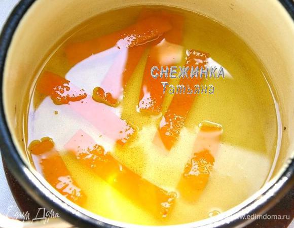 Подготовим сироп. В воде растворяем сахар, доводим до кипения, кладём заготовленные апельсиновые «пестики». Варим 5 минут. Вынимаем из сиропа.