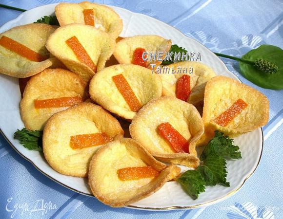 Выкладываем «каллы» красиво на блюдо. Присыпаем слегка сахарной пудрой. 