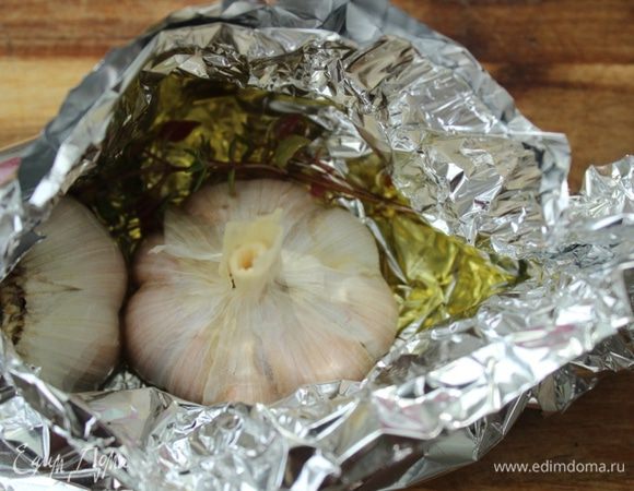Головку чеснока также разрезать пополам и запечь в фольге с оливковым маслом и тимьяном 20-25 минут