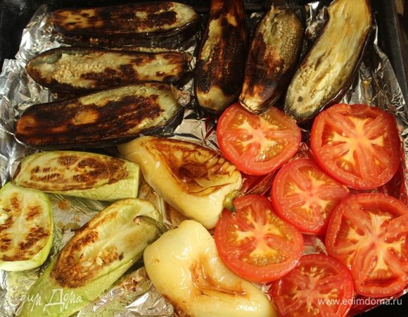 Запекать овощи, пока у перцев не обгорит кожица, а остальные овощи не станут мягкими.