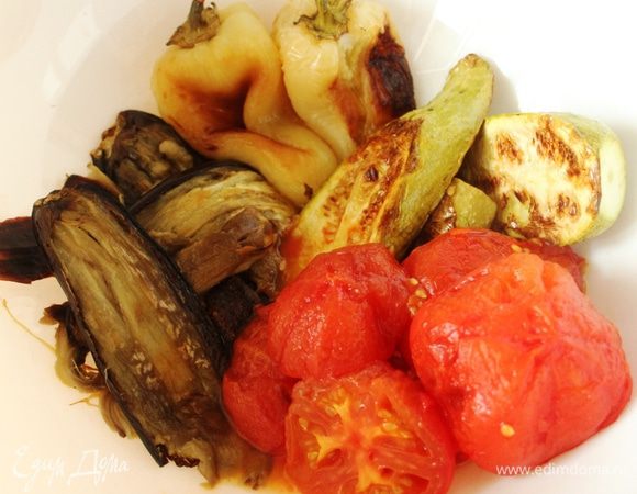 Дать овощам остыть, а потом очистить от кожицы.