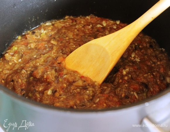 Овощную массу выложить в кастрюлю, посолить и поставить на тихий огонь. Периодически помешивая, довести до кипения, не допуская пригорания. Варить 7 минут... Если вы будете заготавливать икру впрок, то через 5 минут после закипания необходимо добавить уксус.