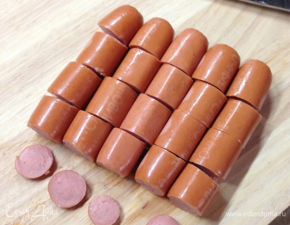 Сосиски нарезать на несколько частей