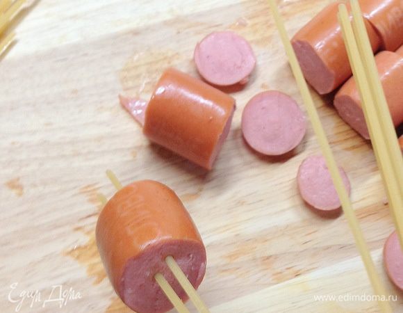 В сосиски вставить макаронины (я на 1/4 сосиски вставляла 5-6 макаронин)
