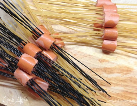 Черные макароны - с чернилами каракатиц)) готовили осьминогов на пиратскую вечеринку, решили разнообразить цвета