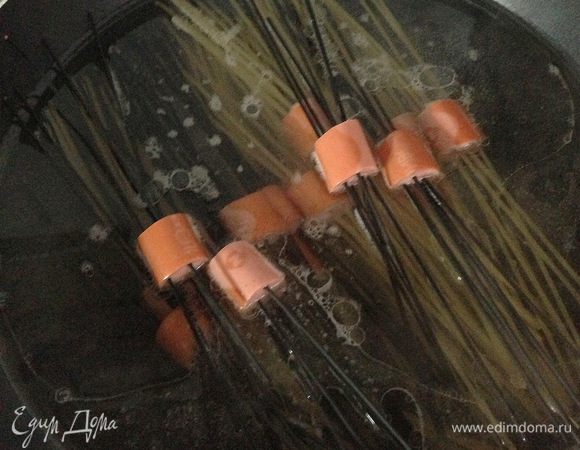 В кастрюле вскипятить воду, посолить, добавить растительное масло (что бы макароны не слипались), варить до готовности