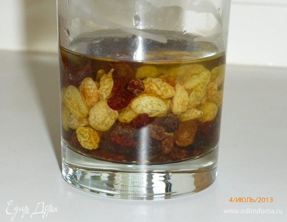 Изюм замочить в 2 ст.л. воды на 10 мин. Я взяла и темный, и светлый. Если десерт будут есть взрослые, то можно замочить изюм в любом крепком алкоголе. Я, например, изюм замочила в ликере Лимончелло, спасибо за рецепт ТанечкеS.