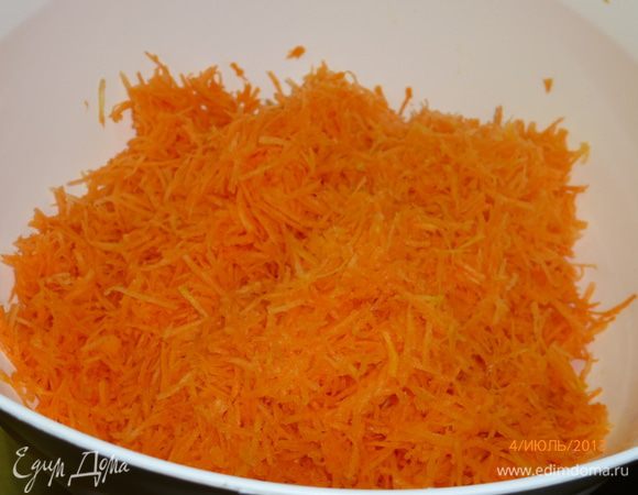 Морковь натереть на мелкой терке.