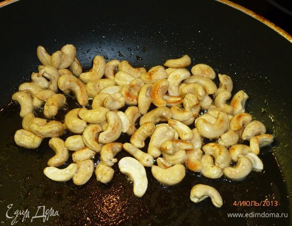 В сковороде с толстым дном разогреть 0.5 ст.л  сливочного масла и обжарить кешью. Затем выложить орехи на бумажное полотенце, чтобы избавиться от лишнего жира. Орехи крупно порубить ножом.