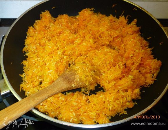 Вытереть сковороду бумажным полотенцем. Выложить в нее натертую морковь и кокосовую стружку и, помешивая, жарить 5-10 минут.