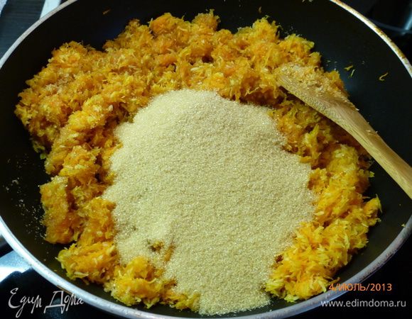 Всыпать соль, сахар, и прогревать еще 10 минут при этом постоянно помешивая.