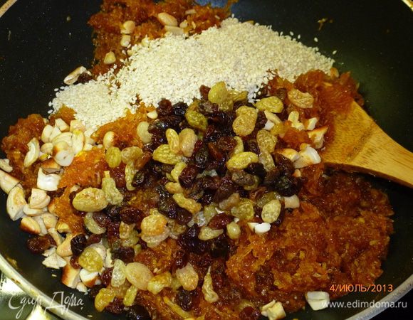 Добавить орехи, изюм и кунжут, перемешать и снять с огня.