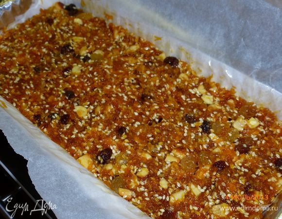 Форму выстелить бумагой для выпечки и смазать оставшимся сливочным маслом. Выложить халву, разровнять и оставить на несколько часов, я оставляла на ночь. 