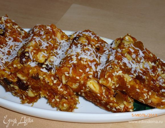 В книге готовую халву предложено разрезать на квадраты, я так и сделала. Но, думаю, что удобнее будет скатать из массы порционные шарики, в следующий раз так буду делать. Халва получается не твердой, а нежной, тянущейся, сладкой и полезной! Приятного аппетита, угощайте своих ребятишек и Вы!