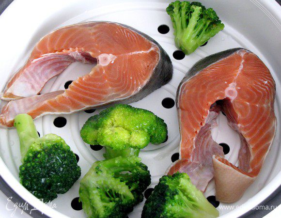 Рыбу и брокколи отварить на пару. Я воспользовалась мультиваркой.