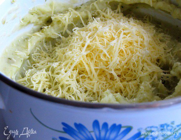 Добавить тертый сыр и еще раз перемешать.