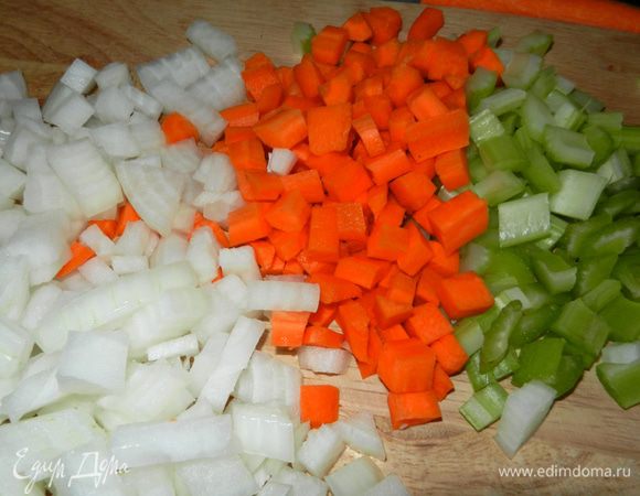 В эту же кастрюлю добавить нарезанный лук, морковь и сельдерей, приправить небольшим количеством соли и перца и обжаривать минут 5.