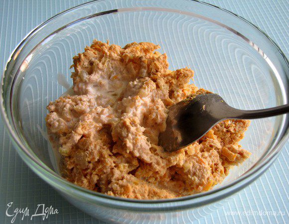 Лук мелко нарезать, морковь натереть на терке. Обжарить на растительном масле. Из  отварной рыбы вытащить все косточки и измельчить в кухонном комбайне вместе с луком и морковью. Добавить немного сливок, перемешать.