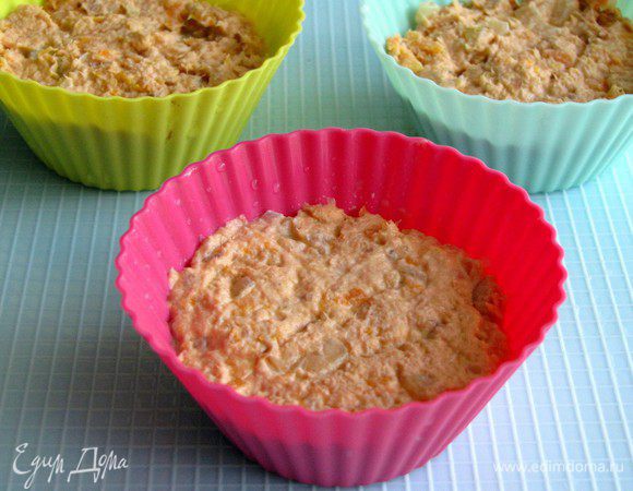 Выложить картофельное пюре в формочки, сверху выложить рыбку с луком и морковью.....