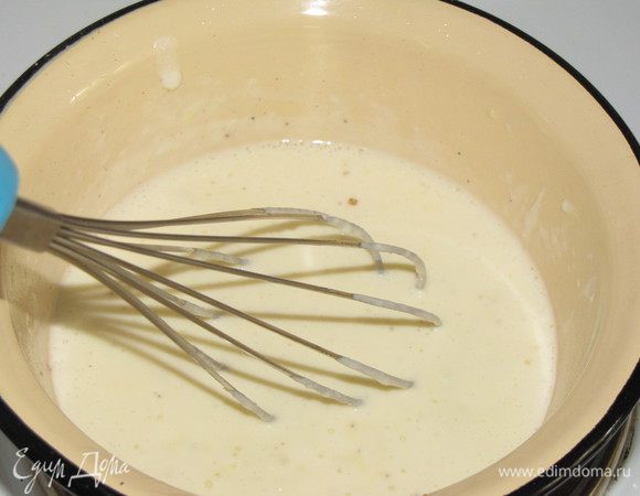 Приготовим соус Бешамель. Для этого растопить  сливочное масло в небольшой кастрюльке, добавить муку. Постоянно энергично мешать, лучше венчиком, чтобы не образовались комки. Постепенно добавлять молоко, по мере загустения соуса. Посолить, добавить щепотку мускатного ореха и тертый сыр. Варить до получения однородной массы, не переставая мешать.