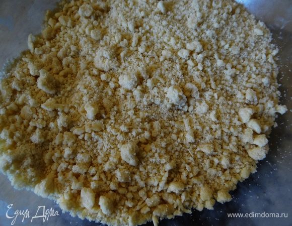 Муку смешать с разрыхлителем, солью и  сахаром. Добавить холодное рубленое масло, все смешать в мелкую крошку. 