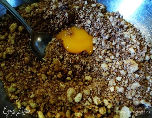 Полученную крошку разделить на 2 части. В одну добавить какао и желток.  Вторую оставим на время как есть, она пока не нужна. 