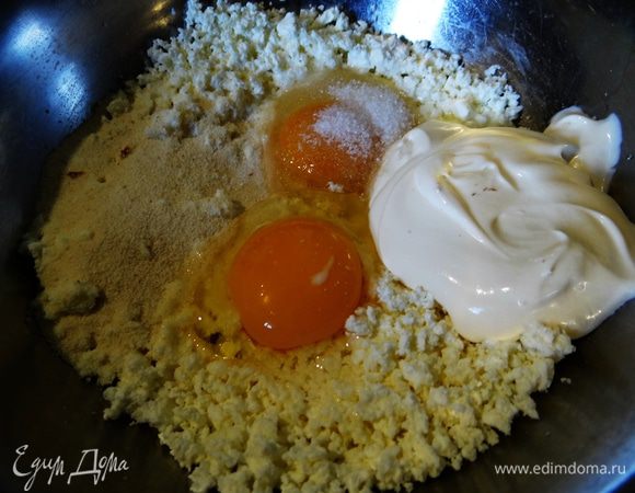 Займемся творожной начинкой. Творог смешать с манкой, яйцами, ванильным  сахаром, сметаной и сгущенным молоком. Все хорошенько перемешать. 