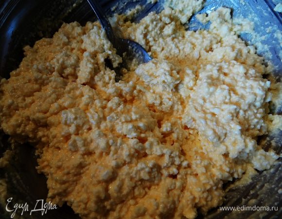 Должно получится примерно так. Мне такая масса показалась уж больно крупнозернистой,  и я решила все взбить миксером на маленьких оборотах. Хуже не стало, даже наоборот. 