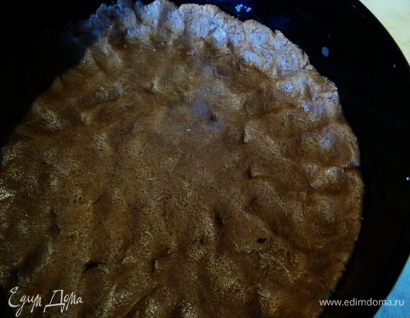 Шоколадное тесто выложить в форму, смазанную маслом, сформировать невысокие бортики. 