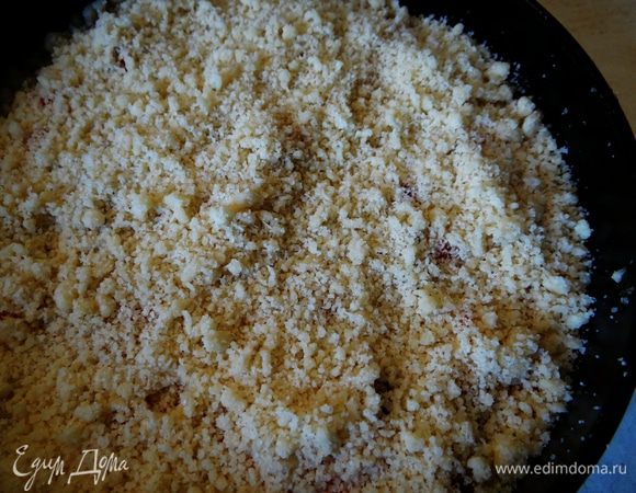 Сверху все пересыпать оставшейся белой крошкой и поставить выпекаться около 30 минут при 180*С