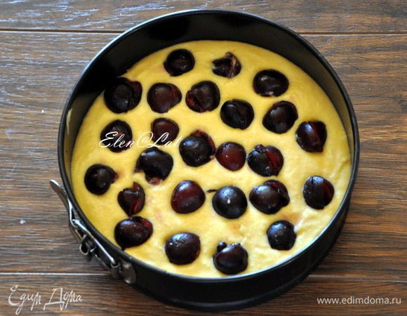  Дно разъемной формы застелить пергаментом, выложить тесто и по всей поверхности выложить черешню, очищенную от косточек,слегка утапливая в тесто. Выпекать пирог при 180-200 С примерно 40 минут, готовность проверить лучинкой.
