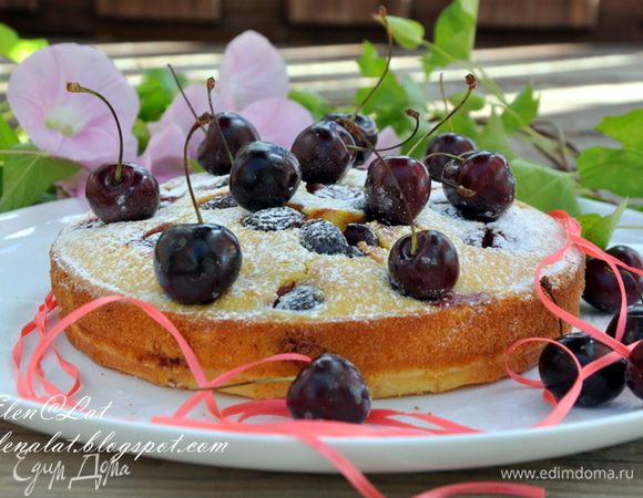 Готовый пирог остудить и посыпать сахарной пудрой. 
Приятного аппетита!!!!!!!!!!!!