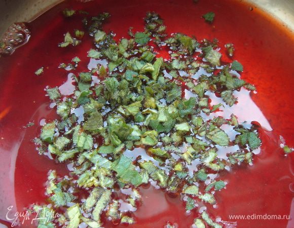 Сироп вернуть в кастрюлю, добавить мяту и опять довести сироп до кипения. Сироп с мятой также процедить через сито. Мята больше не понадобится.